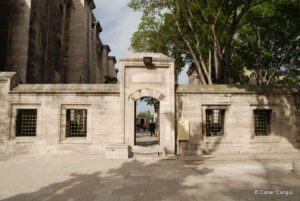 Süleymaniye Camii Haziresi Girişi