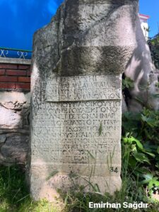 Hadriani ad Olympum Antik Kentinden çıkarılmış 34 No'lu taş eser. Günümüzde Orhaneli Belediyesi Bahçesinde sergilenmektedir.
