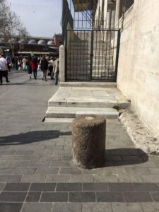 Yeni Cami Sadaka Taşı