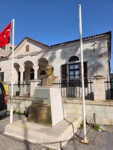 Foça Öğretmenler Lokali Binası 3 Foça Öğretmenler Lokali Binası