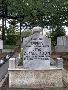 Üstad Zeynel Abidin'in kabri.