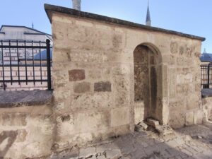 Arakasında Saatli Medrese 