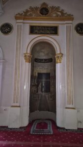 Mihrabında yer alan Kabe kalem işlemesi ve mihrap detayı.