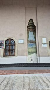 Dışarıda yer alan mihrapta bir manzara tasviri.