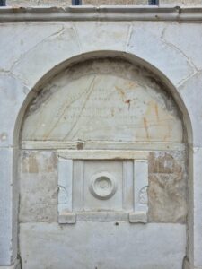 Alınlığından bir detay