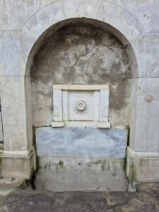 Çeşmenin aşağı kısmından görüntü.