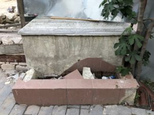 Gülfem Hatun Camii Önündeki Su Teknesi