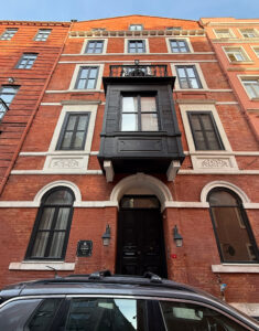 Azaryan Apartmanı, Tomtom