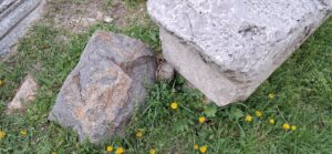 Surp Asdvadzadzin Ermeni Manastırı Mezarlığı'ndaki taşlar