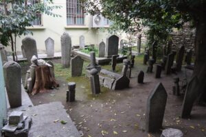 Akbıyık Hazretleri Kabri ve Haziresi