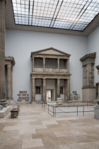 Athene kutsal aanına açılan anıtsal kapı