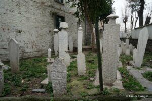 Üç Mihraplı Cami Haziresi