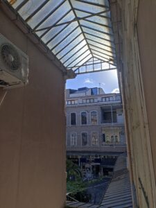 Caferiye Hanı'nın avlusundan görünüm.