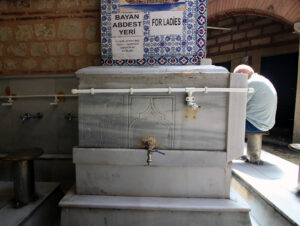 Kapalıçarşı Çakır Ağa Camii Abdest Teknesi 2