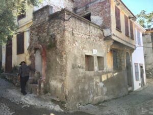 Ayvalık'ta bir çeşme