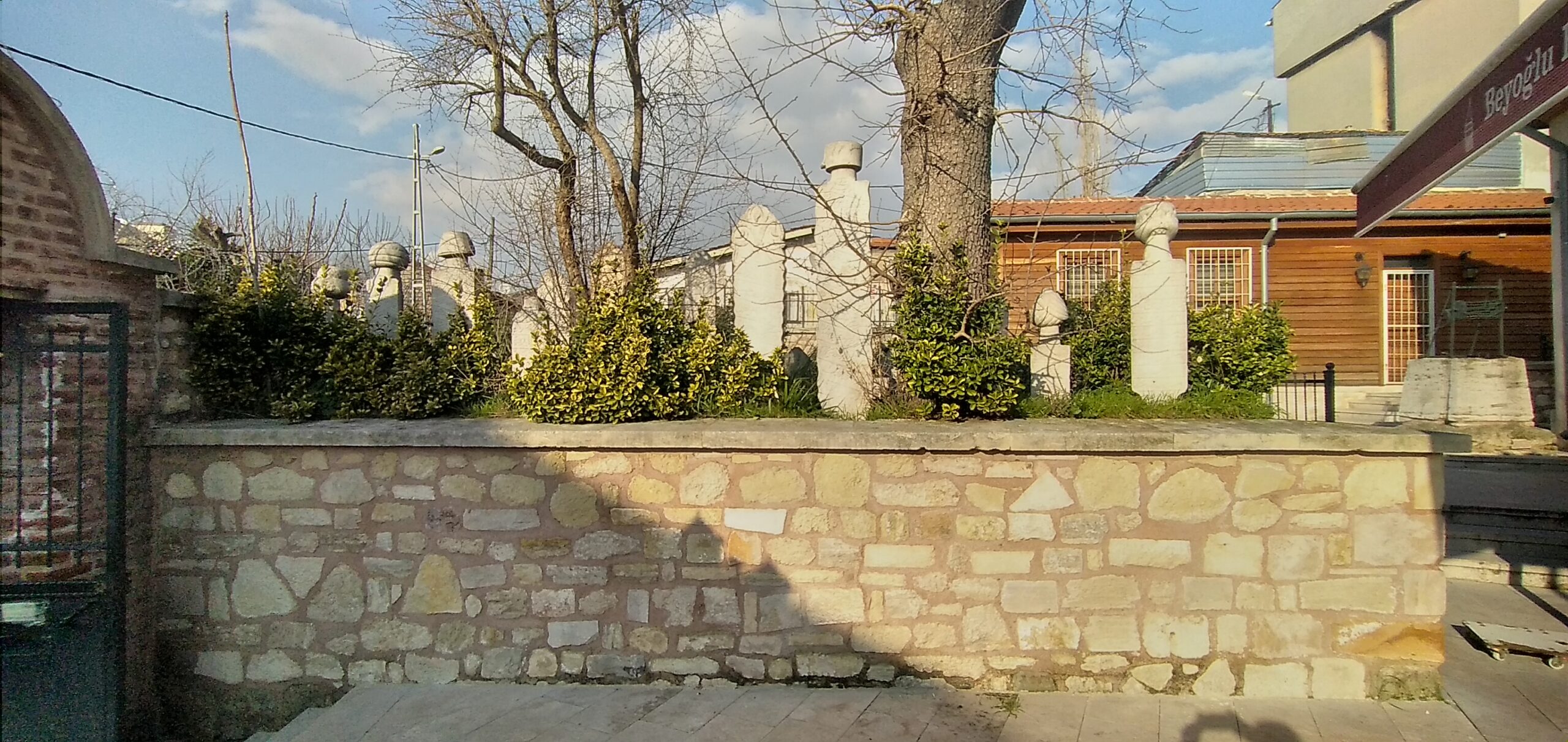 Hacı Hüsrev Camii Haziresi