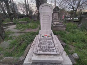 Maçka Mezarlığı Peşavari Kabri