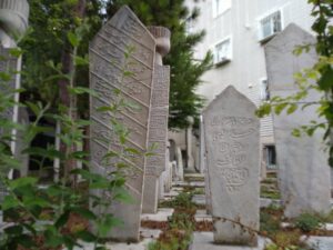 Üçbaş Camii Haziresi Sağdaki Mezar Taşı
Hüsam Çelebi