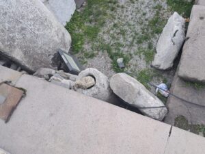 Bayramî Âsitânesi kalıntıları arasındaki devşirme taşlar