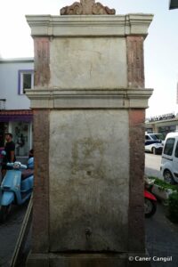 Hocazade Çeşmesi Ön Yüzü ve Üstte Diğer Kitabe