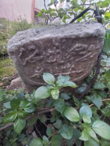 Ümmi Ahmet Efendi Tekkesindeki Kırık Mezar Taşı