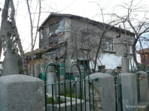 Karyağdı Baba Kabri ve Tekkesi