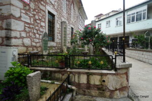 Saçlı Emir Efendi Tekkesi Haziresi