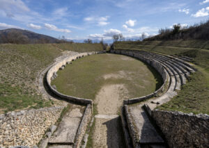 Alba Fucens Amfitiyatrosu