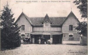 Gourdans Kalesi, Saint-Jean-de-Niost