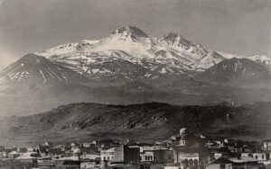Bahçebaşı Küçük Kilisesi (soldaki küçük kubbeli yapı)