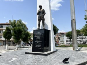 Atatürk Anıtı, Saray