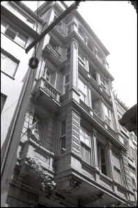 Hazzopoulo Apartmanı, Sadri Alışık Sokak