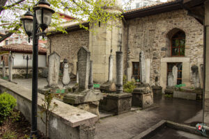 Yılanlı Cami Haziresi