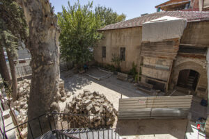 Eskisaray Camii Avlusu, Harim Girişi ve Yıkılan Minare Kaidesi
