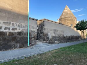 Han Camii’nin Batı Duvarındaki Sur Kalıntısı