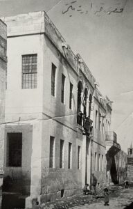 İstiklal Mektebi ve arka planda muhtemelen 1923 tarihli Ayakçaklı Camii