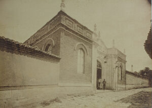 Hastanenin giriş kapısı