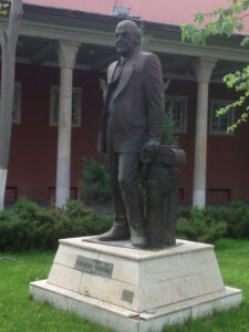 Cüneyt Gökçer Heykeli