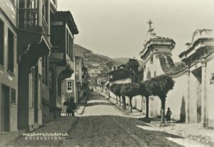 Aziz Meryem Ana Kilisesi’nin Kapısı (sağda)