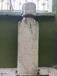 Dergâh-ı Âli Kapıcıbaşılarından Çilzâde Mehmet Ağa'nın mezar taşı kitabesi:Hüve’l-Hallaku’l-BâkîYâ İlâhî gelmişem divânına rahmet et banameskenim kıl lutfunla yâ Rab cennetini banaçün ecel geldi târümâr etti benirâzıyım el-hükmü lillah bu emri etmesin HüdâDergâh-ı Âli Kapıcıbaşılarından Çilzâde Merhûm Mehmet Ağa’nın Ruhu içün Fâtihasene 9 Şevval 1259