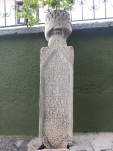 el-Hacc Halil Efendizâde es-Seyyid ‘Ali Efendi'nin mezar taşı kitabesi:Hüve’l-Bâkîmerhûm ve mağfûru’l-muhtâcilâ -rahmeti rabbihi’l-gafûrcennet-mekân me’zûn bi’l-iftâEl-fuzalâ el-fihamu’s-SeyyîdEl-Hac Halil Efendi-zâdeMerhûm es-Seyyid ‘Ali EfendiRuhu içün Fatihasene 1237 gurre Muharrem