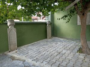 Avlunun sağ tarafındaki taşlar.