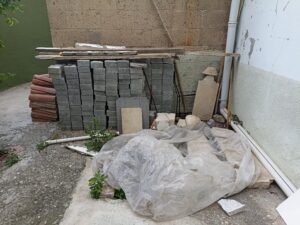 Minarenin arka alt kısmına toplanan kırık taşlardan genel görünüm.