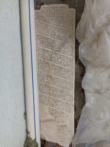 Burdur eşrâf-ı handanından Ahmet Paşa-zâde Mehmed Raşit Bey'in mezar taşı kitabesi:Hüve’l-Hallaku’l-BâkîEy birâder-i tevbekâr yetmez mi ibret sanaemr-i Hak gelince ruhum gitti cânândan sanabir murada sa’y iderdüm çok zaman leyl ü nehârol muradımız n’ide göstermedi felek banaBurdur eşrâf-ı handanından Ahmet Paşa-zâdemerhûm ve mağfûr Mehmed Raşit Beyefendinin Ruhu içün rızaen Fâtihasene 13 Recep 1266
