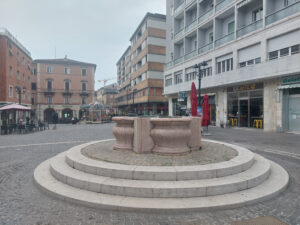 Piazza Lazzarini Çeşmesi
