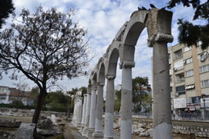 Thyatira Sütunlu Cadde