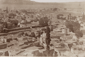 Muhtemelen Hacı İvaz Şah Camii (Sağdaki Köşk Minareli Yapı)