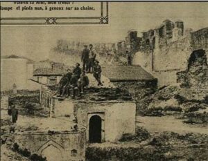 Önde çeşme ve arkada günümüze ulaşabilmiş hamamın görünümü