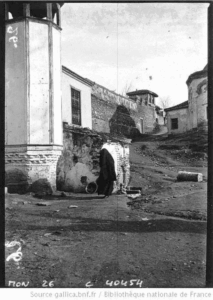 Mescidin minaresi ve yanındaki çeşme