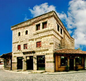 Batuşa Kulesi, Yakova